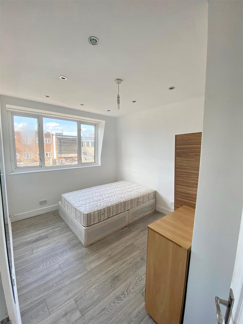 2 bed property in Chandlers Way, Romford